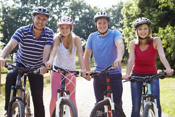 Famiglia in giro in bicicletta — Foto Stock