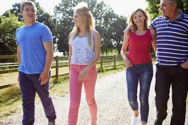 Familj med barn som går — Stockfoto