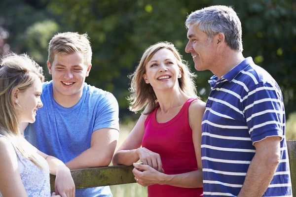 Famiglia con bambini a piedi — Foto Stock