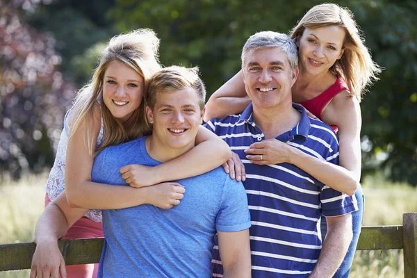 Famiglia con bambini a piedi — Foto Stock