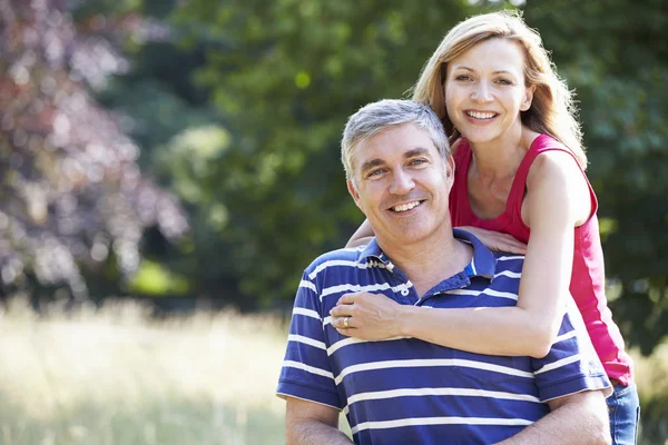 Pareja romántica caminando en el campo — Foto de Stock