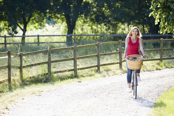 Attraktive Frau mit Fahrrad — Stockfoto