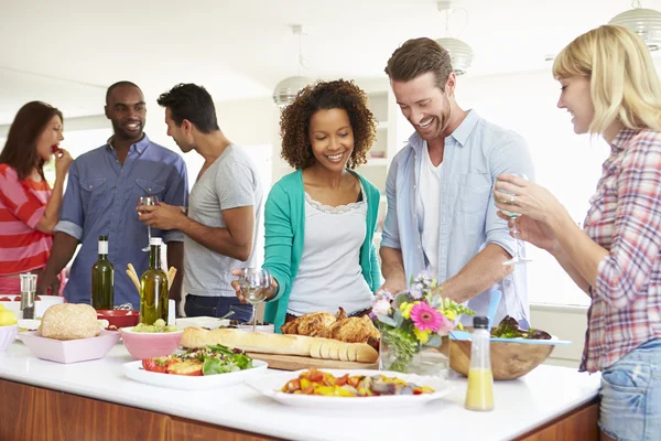 Vriendengroep aan het eten — Stockfoto