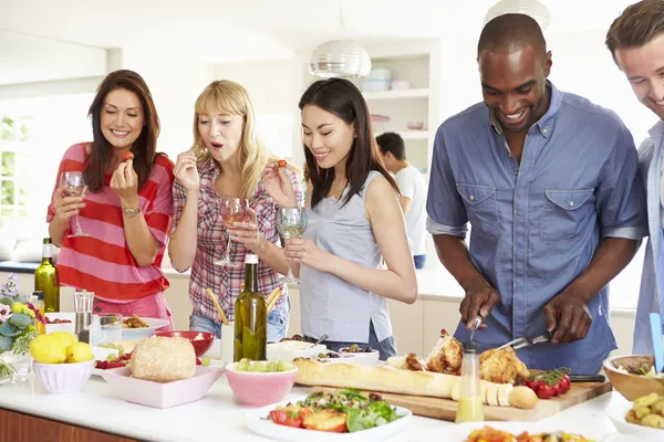 Grupo de amigos jantando — Fotografia de Stock