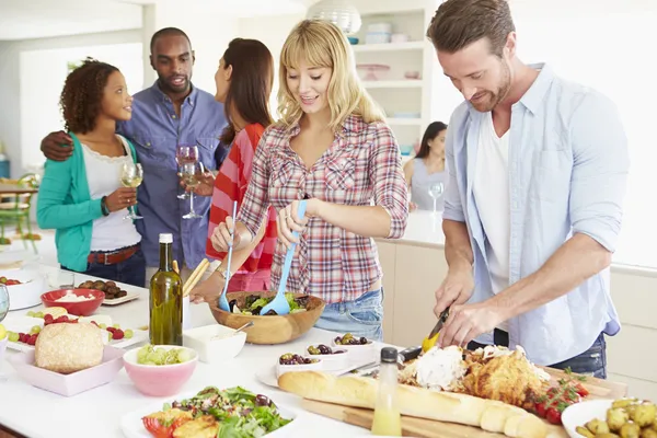 Vriendengroep aan het eten — Stockfoto