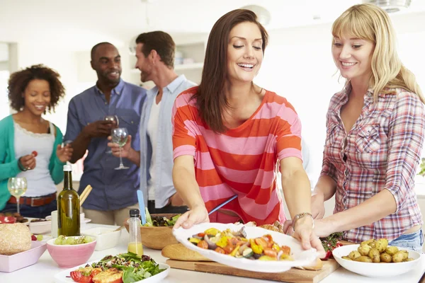 Vriendengroep aan het eten — Stockfoto