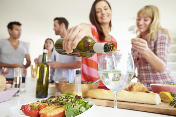 Gruppe von Freunden beim Essen — Stockfoto