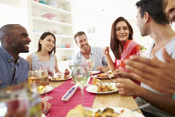 Amici seduti intorno al tavolo Cena — Foto Stock