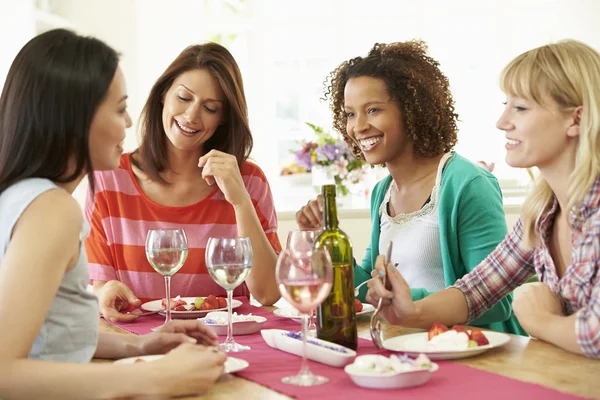 Grupo de mulheres comendo sobremesa — Fotografia de Stock