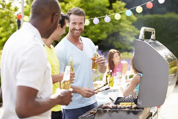 Mannen koken op de barbecue — Stockfoto