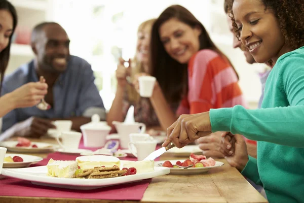 Amici che organizzano la cena — Foto Stock