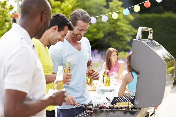 Homens cozinhando no churrasco — Fotografia de Stock