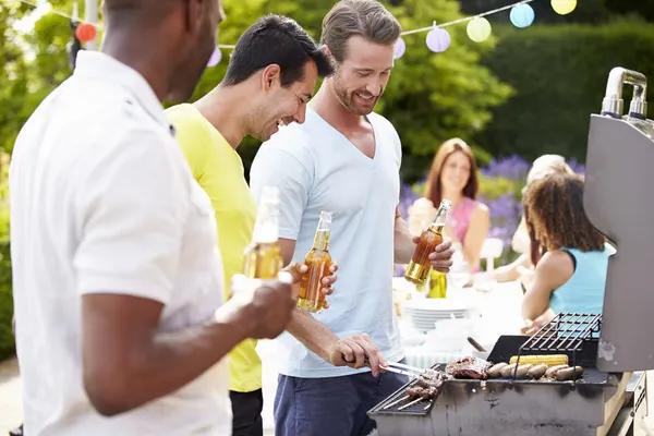 Män matlagning på grill — Stockfoto