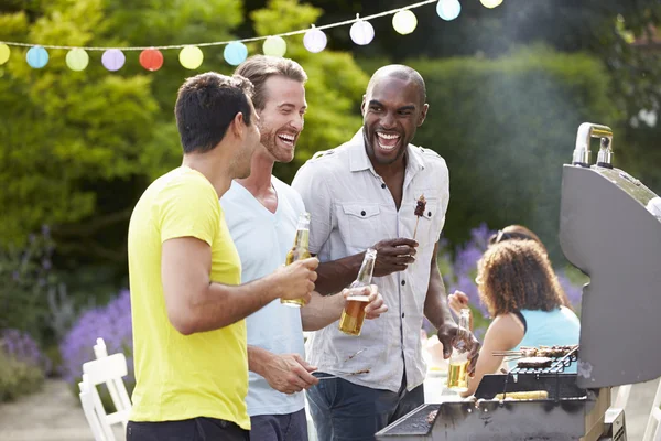 Grupo de hombres cocinando en la barbacoa — Foto de Stock