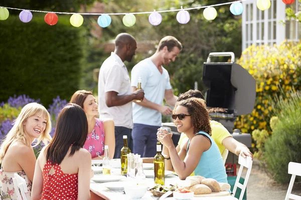 Amigos teniendo barbacoa al aire libre — Foto de Stock