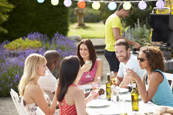 Vrienden hebben buiten barbecue — Stockfoto