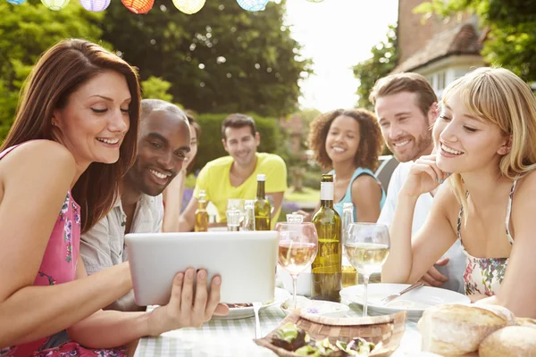 Vänner med barbeque hemma — Stockfoto