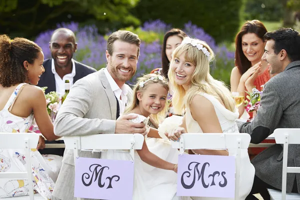 Bruid en bruidegom met bruidsmeisje op Bruiloft Receptie — Stockfoto