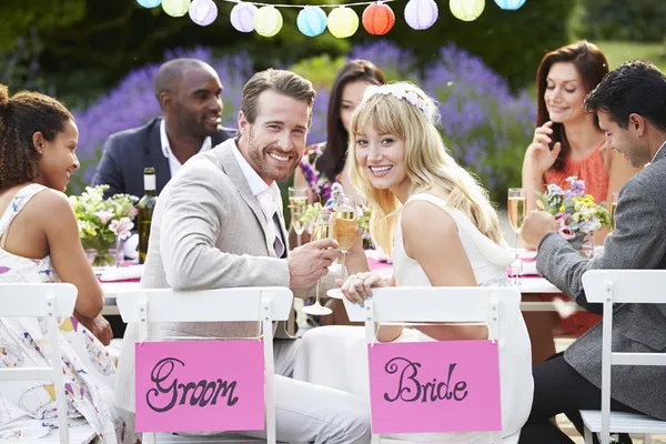 Bruid en bruidegom genieten van maaltijd — Stockfoto