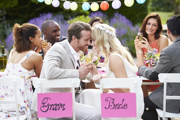 Novia y novio disfrutando de la comida — Foto de Stock