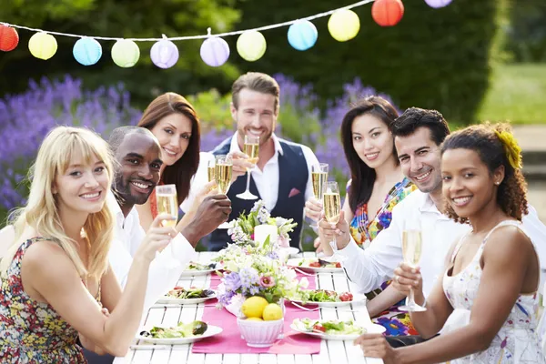 Amigos disfrutando de la cena al aire libre —  Fotos de Stock