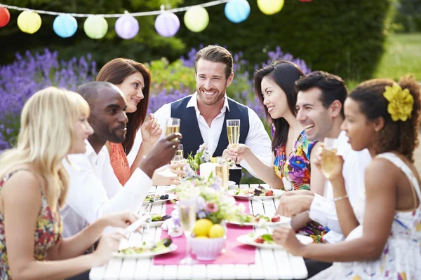 Vänner njuta utomhus middag part — Stockfoto