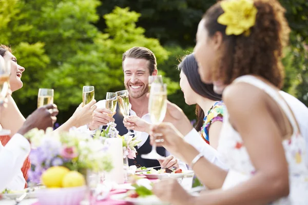 Vrienden genieten van diner in de buitenlucht partij — Stockfoto