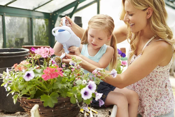 Mãe e filha plantas de rega — Fotografia de Stock