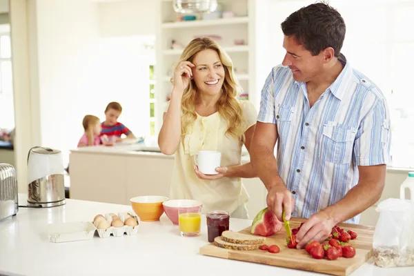 Pais preparando café da manhã familiar — Fotografia de Stock