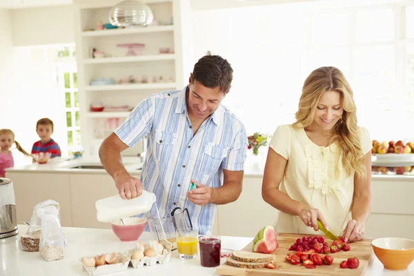 Föräldrar förbereda familjen frukost — Stockfoto