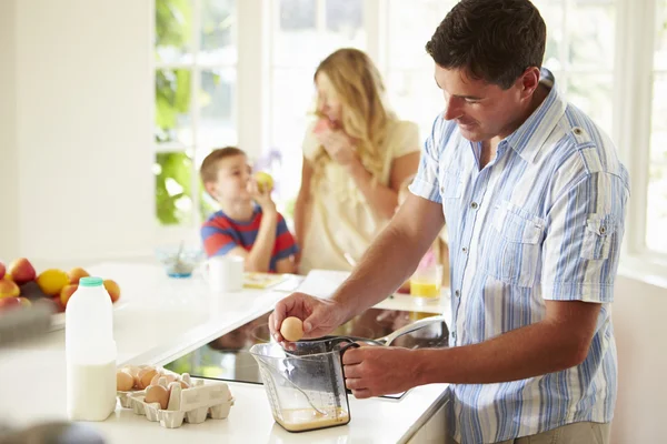 Far förbereda familjen frukost — Stockfoto
