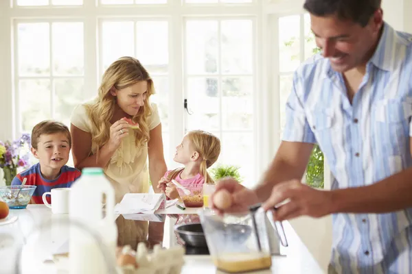 Vader bereiden familie ontbijt — Stockfoto