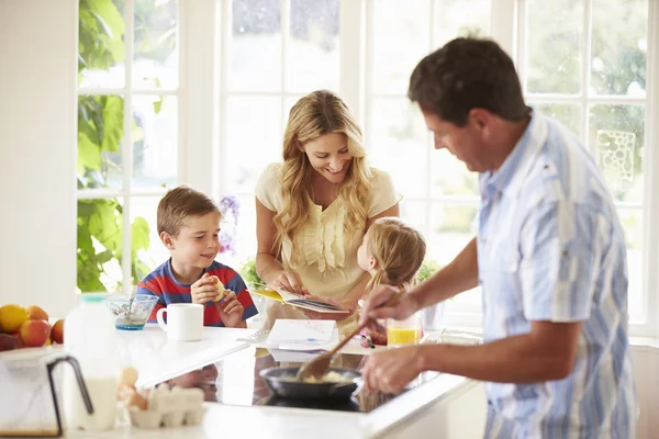 Vater bereitet Familienfrühstück zu — Stockfoto