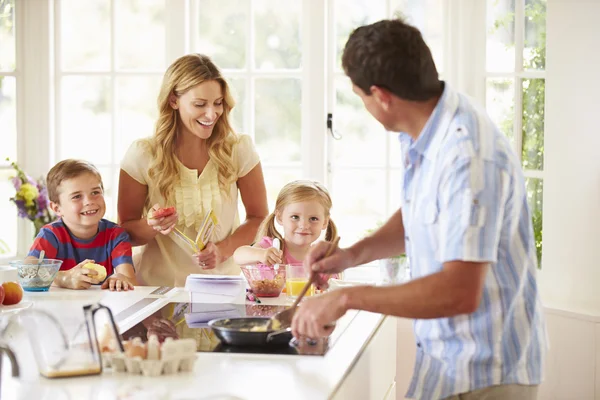 Padre Preparare la colazione in famiglia — Foto Stock