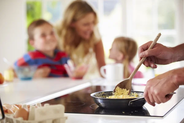 Padre Preparare Famiglia Prima Colazione In Cucina — Foto Stock