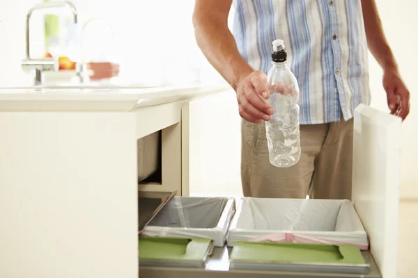 Man recycling keukenafval in bin — Stockfoto