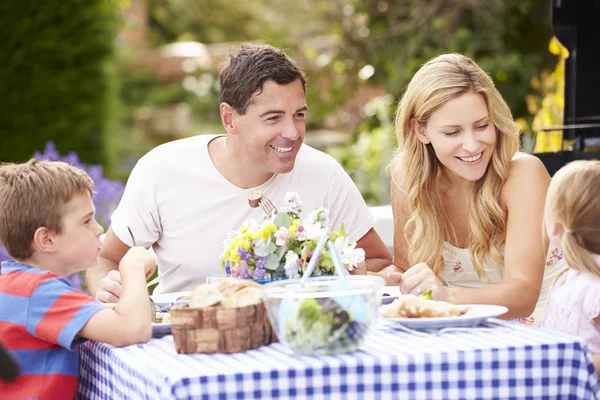 Familia disfrutando de la comida al aire libre — Foto de Stock