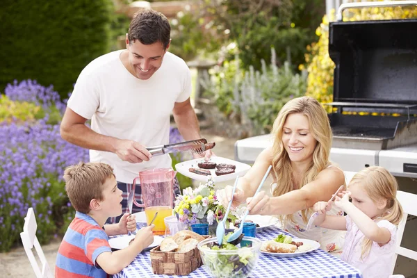 Familia disfrutando de la comida al aire libre — Foto de Stock