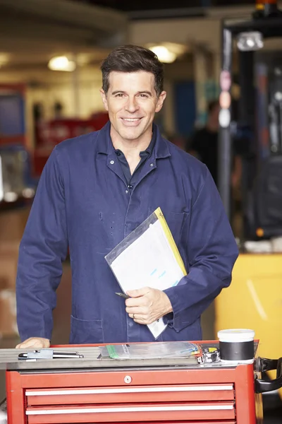 Ingenieur permanent In fabriek — Stockfoto