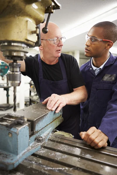 Engineer Teaching Apprentice — Stock Photo, Image