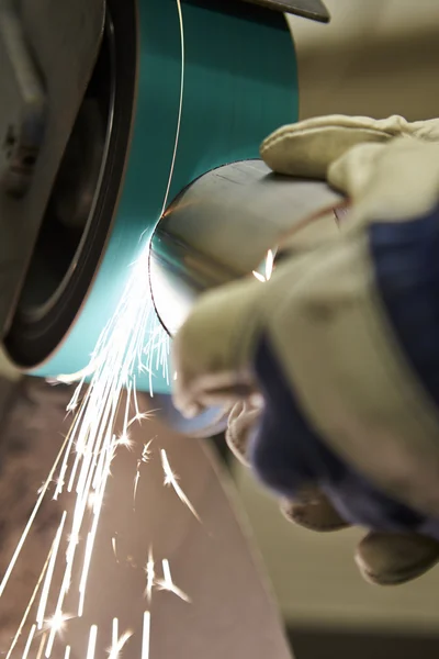 Ingenieur met behulp van schuurmachine In fabriek — Stockfoto