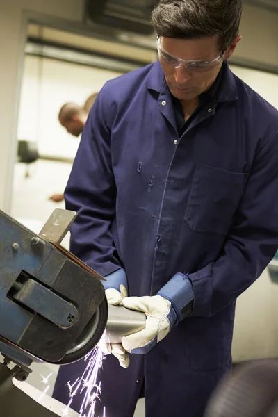 Engenheiro usando máquina de moagem — Fotografia de Stock