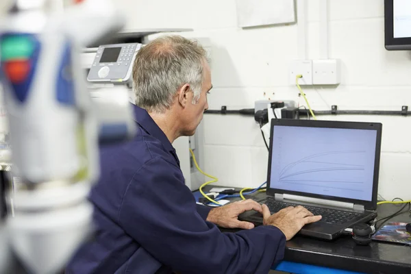 Engineer Using Computerized CMM Arm — Stock Photo, Image