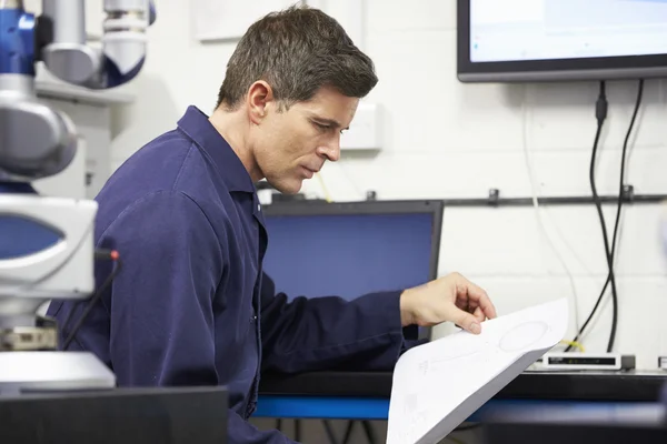 Ingenieur kijken naar plansd — Stockfoto