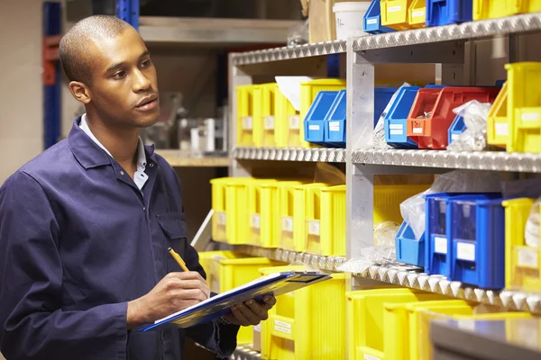 Worker Checking Stock Levels — Stock Photo, Image