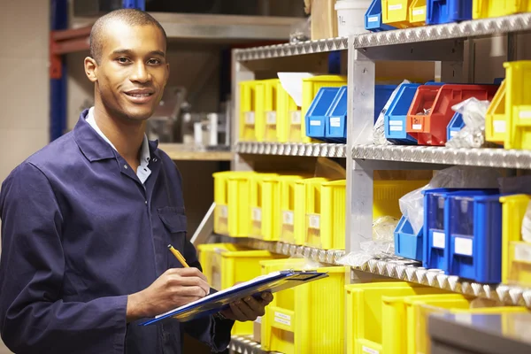 Worker Checking Stock Levels — Stock Photo, Image