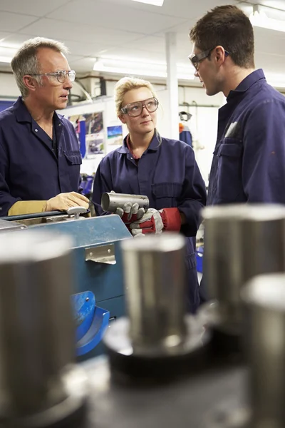 Engineer Working With Apprentices — Stock Photo, Image