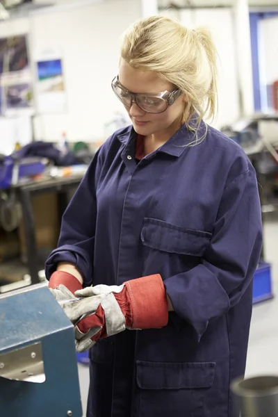 Ingenieur-Lehrling arbeitet — Stockfoto