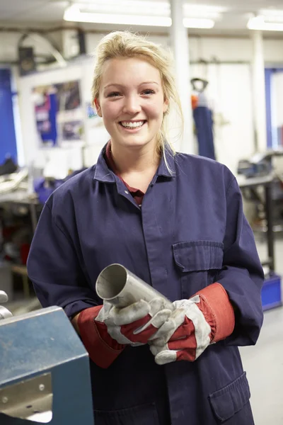 Ingenieur-Lehrling arbeitet — Stockfoto