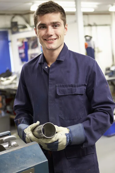 Ingenieur-Lehrling arbeitet — Stockfoto